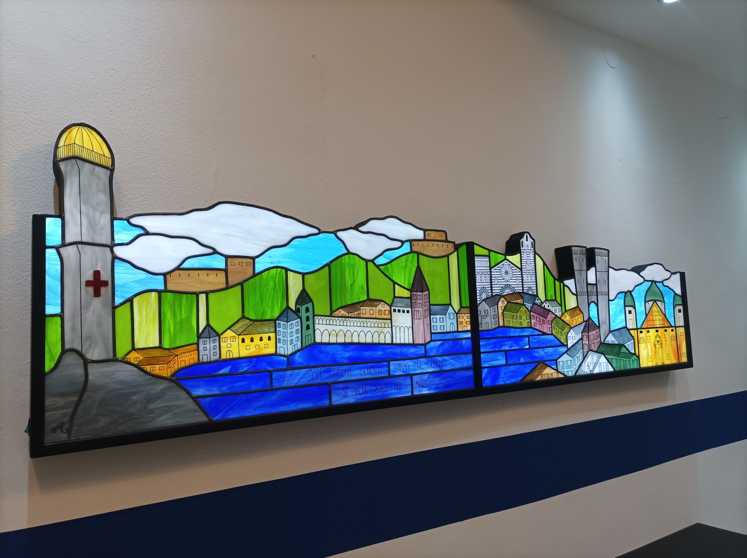 Una imponente lightbox che intreccia i simboli più emblematici della città: il mare, i monti e i suoi monumenti storici.
Collocata in una compagnia di assicurazioni l'opera vuole celebrare l'identità genovese.