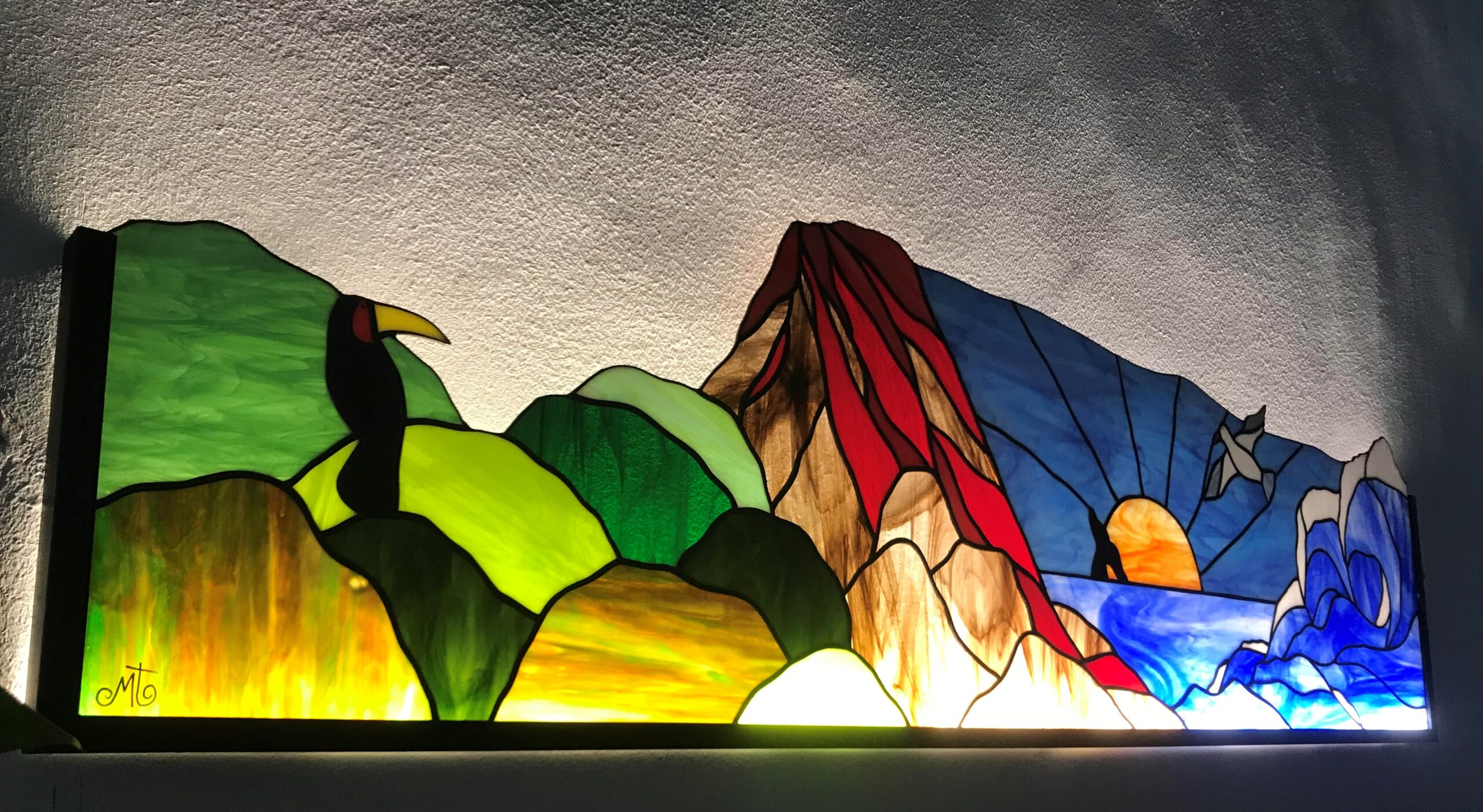 Questa lightbox si trova nella sala d'aspetto di uno studio medico multidisciplinare.
L'opera vuole generare un'atmosfera di quiete e connessione, richiamando l'armonia primordiale tra Terra, Acqua, Aria e Fuoco.