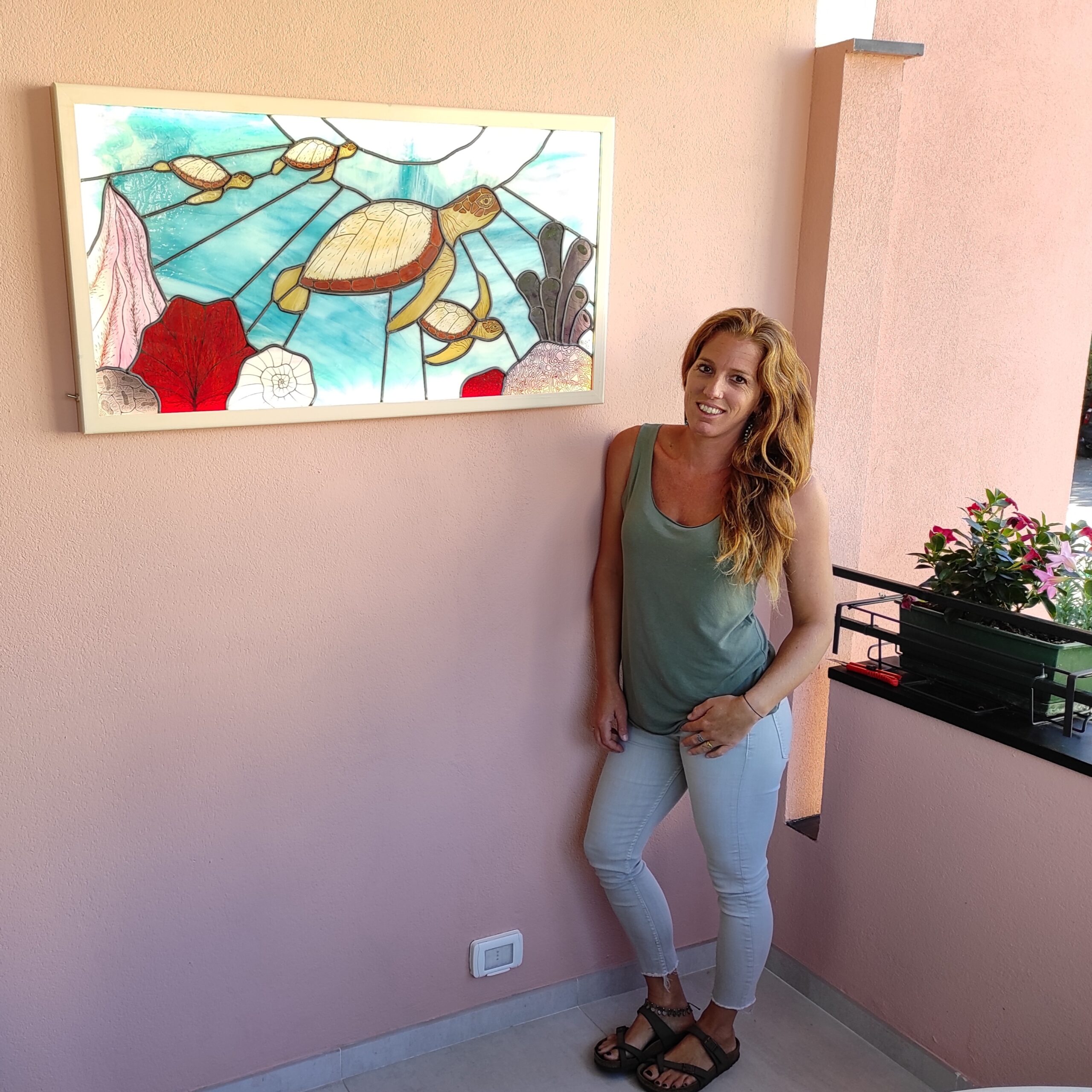 Lightbox realizzata per una loggia privata.
Un'opera che nasce dall'amore per il mare e le tartarughe, attraverso le quali siamo riusciti a creare un dialogo armonioso con lo spazio circostante, grazie alla scelta accurata dei colori, ispirati alla facciata e ai dettagli della loggia.